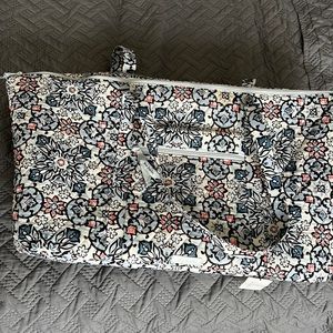 Vera Bradley large tote with zipper and removable strap